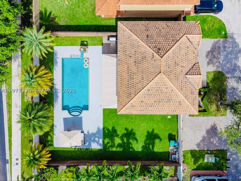 4 bedroom SingleFamilyResidence at 8826 NW 189th Ter, Lakes On The Green Gwendo, Hialeah — photo 5