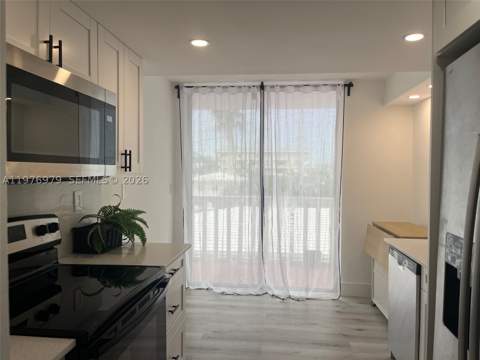 8530 Byron Ave 402, Miami Beach FL - photo 13 of 29