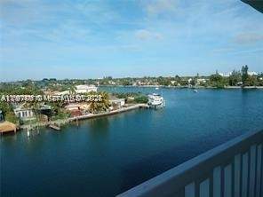 8530 Byron Ave 402, Miami Beach FL - photo 7 of 29