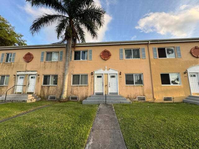 2 bedroom Townhouse at 206 NW 84th Street 206, Sunset Palm Villas Condo, Miami — photo 2