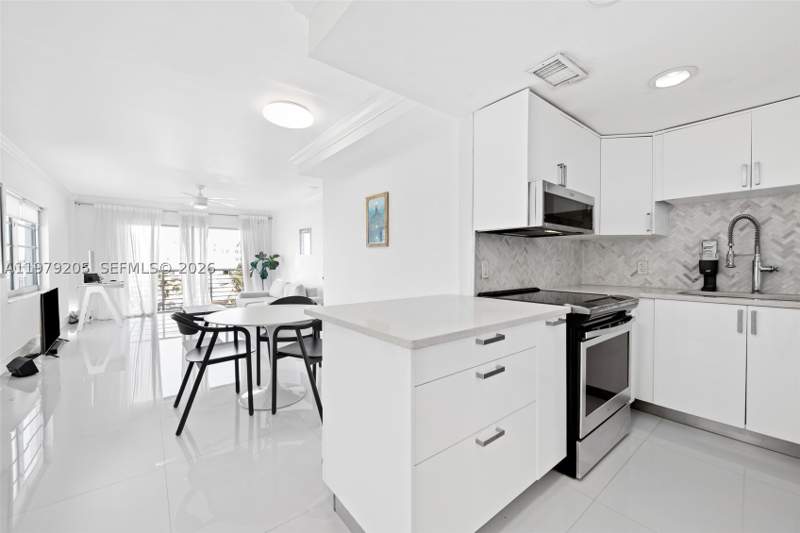 1 bedroom Condominium at 1450 Lincoln Rd 601, Lincoln Bay Towers Condo, Miami Beach — photo 5