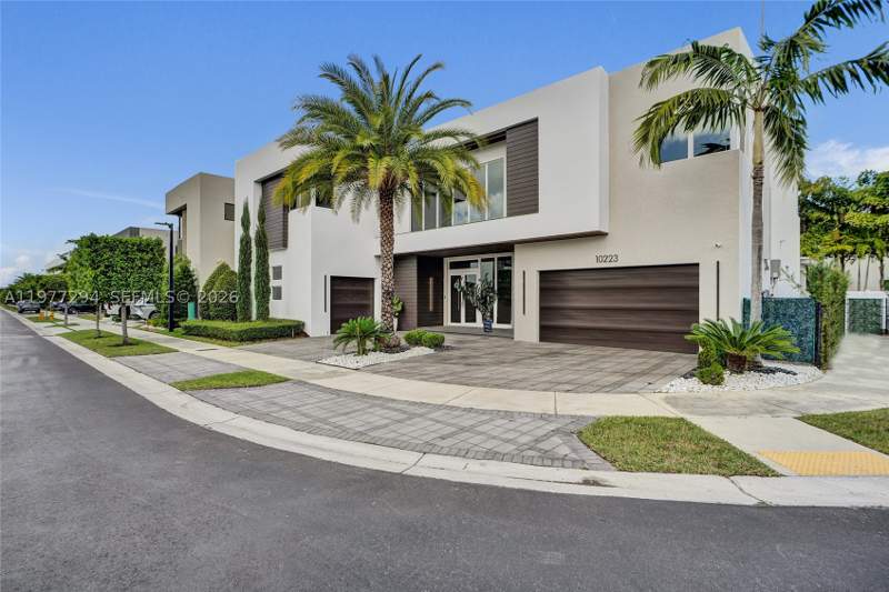 5 bedroom SingleFamilyResidence at 10223 NW 75th Ter, Doral Commons Residential, Doral — photo 4