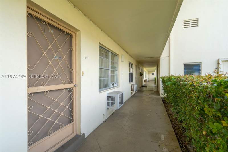 1 bedroom StockCooperative at 17050 NE 14th Ave 106, Mar-Len Gardens No 3 Corp, Miami — photo 2