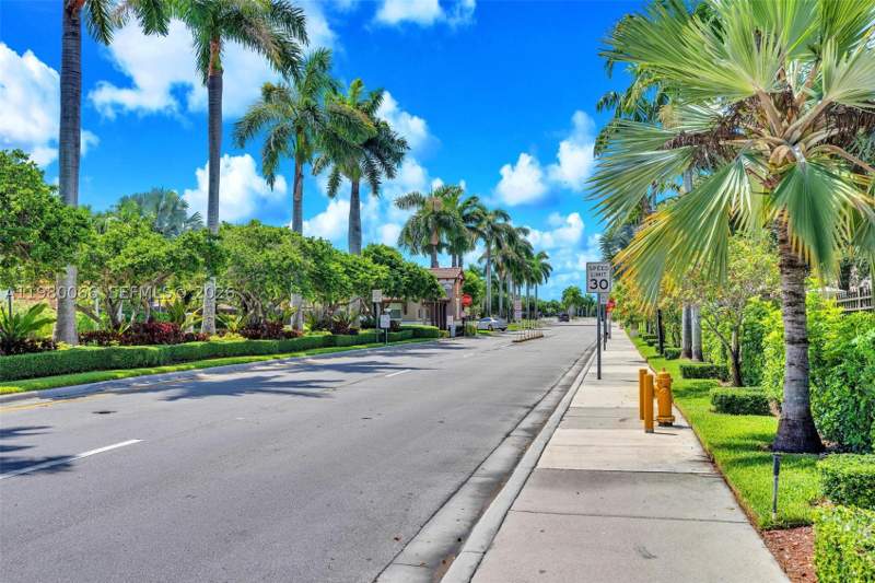 2 bedroom Townhouse at 9011 SW 227th St 1, Lakes By The Bay Eve Repl, Cutler Bay — photo 3
