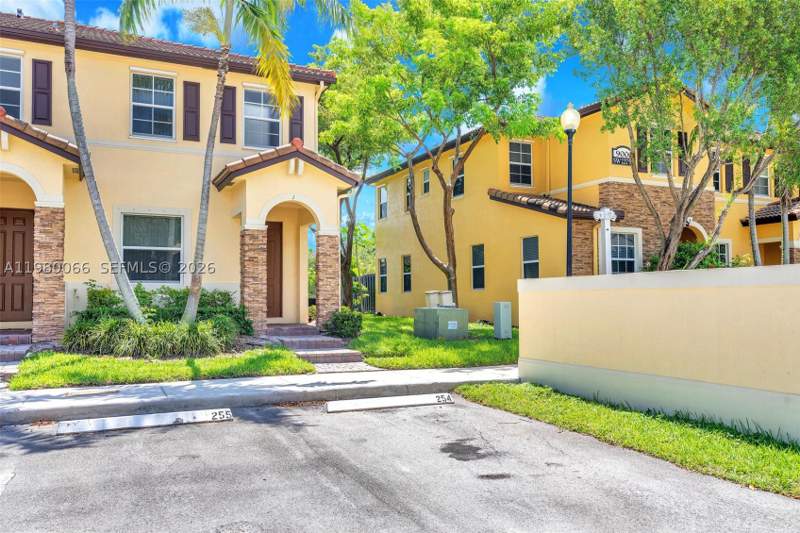 2 bedroom Townhouse at 9011 SW 227th St 1, Lakes By The Bay Eve Repl, Cutler Bay — photo 5