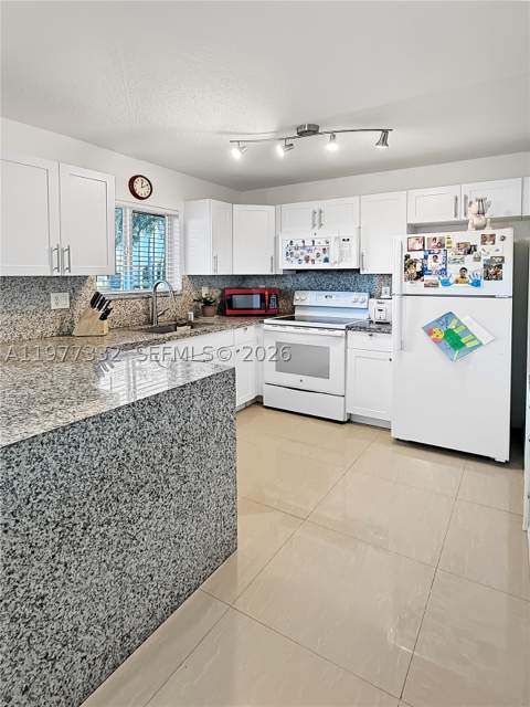 945 NE 34th Ave 204, Homestead FL - photo 8 of 16