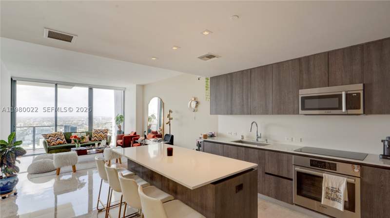 1 bedroom Condominium at 88 SW 7th St 2706, Rise Condo, Miami — photo 2