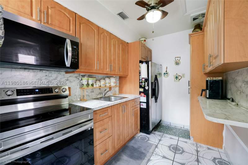 2 bedroom SingleFamilyResidence at 560 NW 97th St, 1st Addn To Pinewood Park, Miami — photo 3
