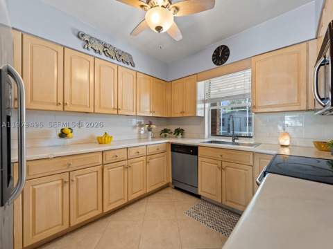 8620 SW 185th Ter, Cutler Bay FL - photo 11 of 39