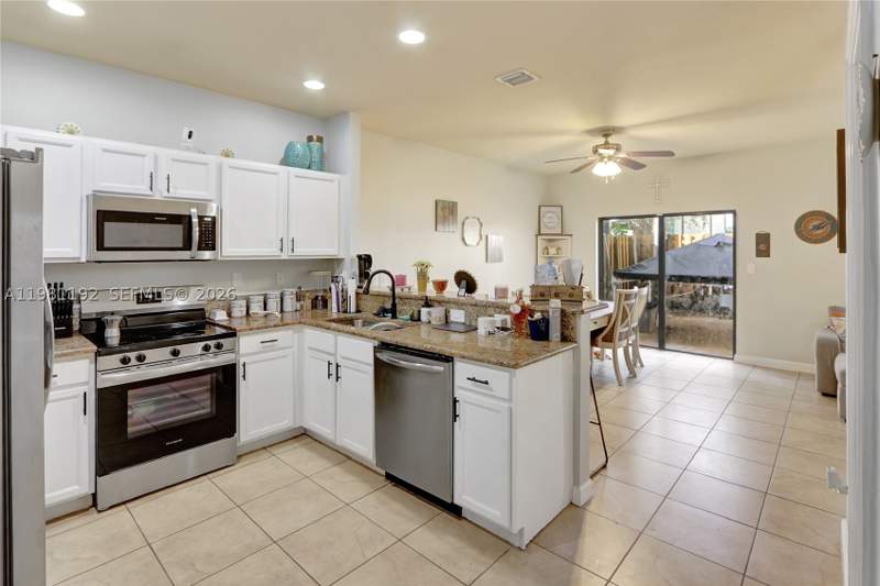 3 bedroom Townhouse at 338 NE 37th Ave, Baywinds Of Ibiza, Homestead — photo 4