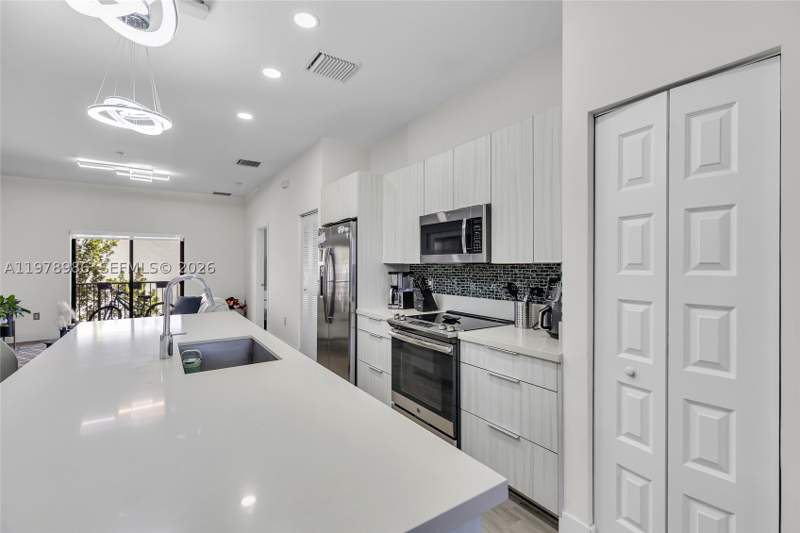 3 bedroom Condominium at 7925 NW 104th Ave 28, Apex At Park Central Cond, Doral — photo 5