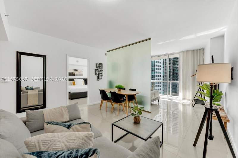 1 bedroom Condominium at 485 Brickell Ave 1807, Icon Brickell Condo No 3, Miami — photo 5