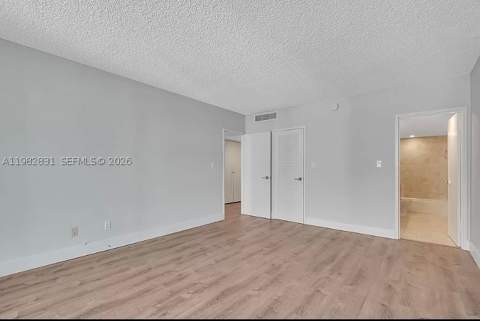 5401 Collins Ave 411, Miami Beach FL - photo 10 of 33