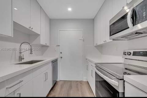 5401 Collins Ave 411, Miami Beach FL - photo 8 of 33