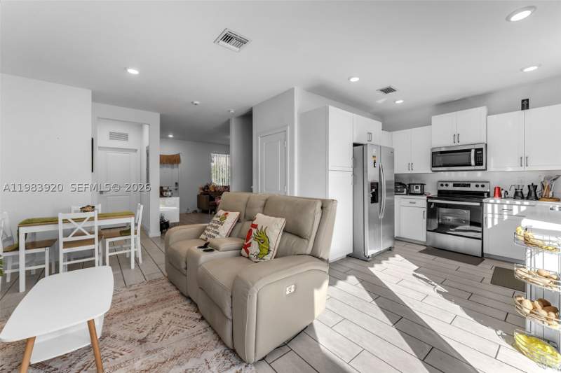 3 bedroom Townhouse at 1056 SE 24th Ave, Towns At Seascape, Homestead — photo 5