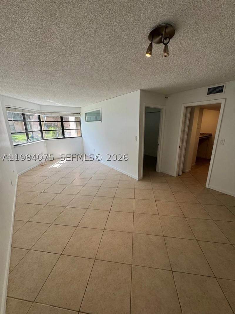 1 bedroom Condominium at 20850 San Simeon Way 107-5, Lakeview Of The Calf Club, Miami — photo 4