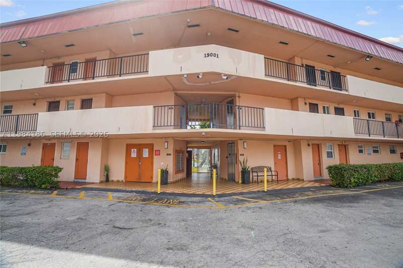 1 bedroom Condominium at 19001 NE 14th Ave 221, Fifth Horizons Condo, Miami — photo 1