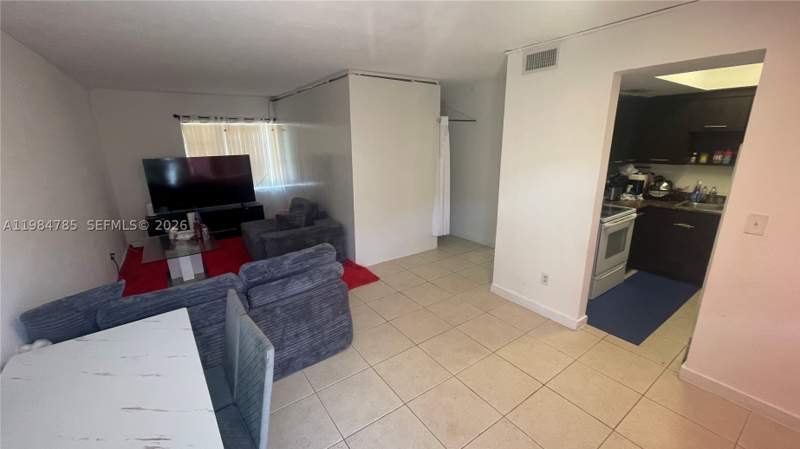 1 bedroom Condominium at 13700 NE 6th Ave 209, The White House Condo, North Miami — photo 5