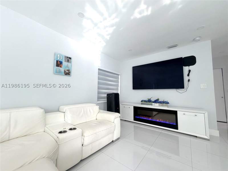 3 bedroom SingleFamilyResidence at 14401 Boggs Dr, Richmond Heights, Miami — photo 2