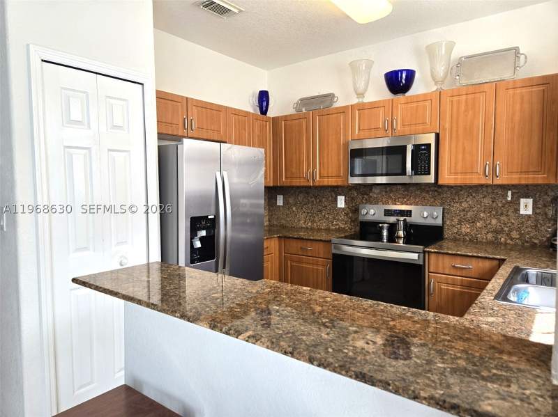 3 bedroom Townhouse at 10840 NW 79th St, Antilles, Doral — photo 2