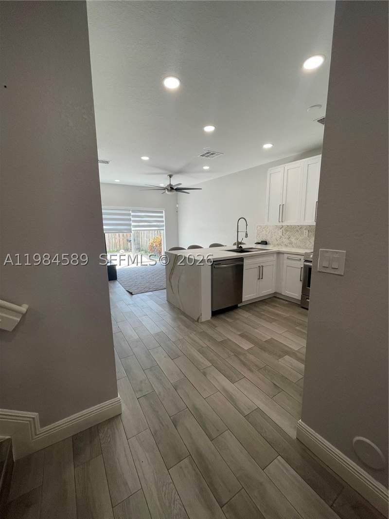4 bedroom Townhouse at 8900 SW 226th Ter, Lakes By The Bay Gee, Cutler Bay — photo 4