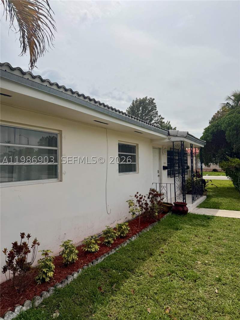 3 bedroom SingleFamilyResidence at 11201 NE 3rd Ave, Castilian Court, Miami — photo 2