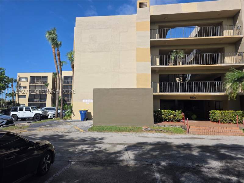 3 bedroom Condominium at 8615 NW 8th St 319, Fox Chase Condo #1, Miami — photo 2