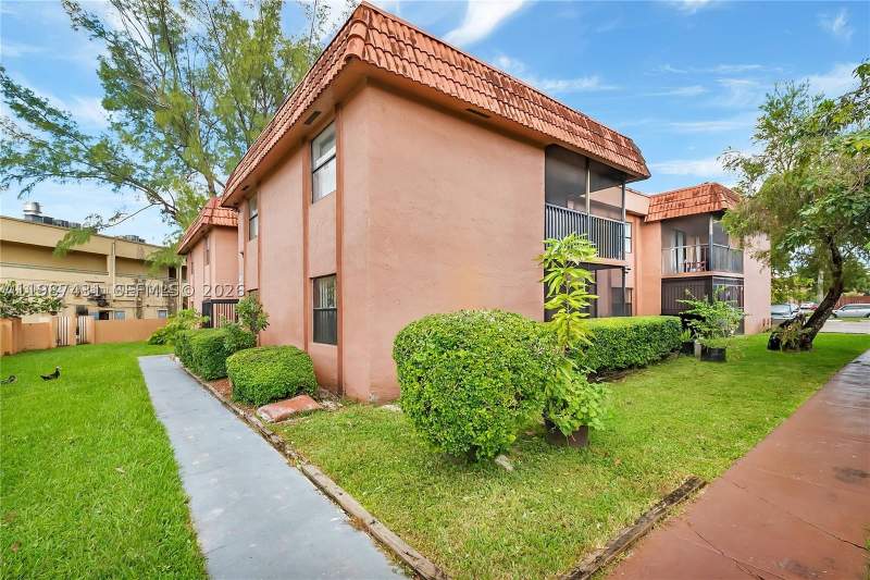 3 bedroom Condominium at 6580 W 27th Ct 58-12, Lago Grande Condo Three B, Hialeah — photo 4