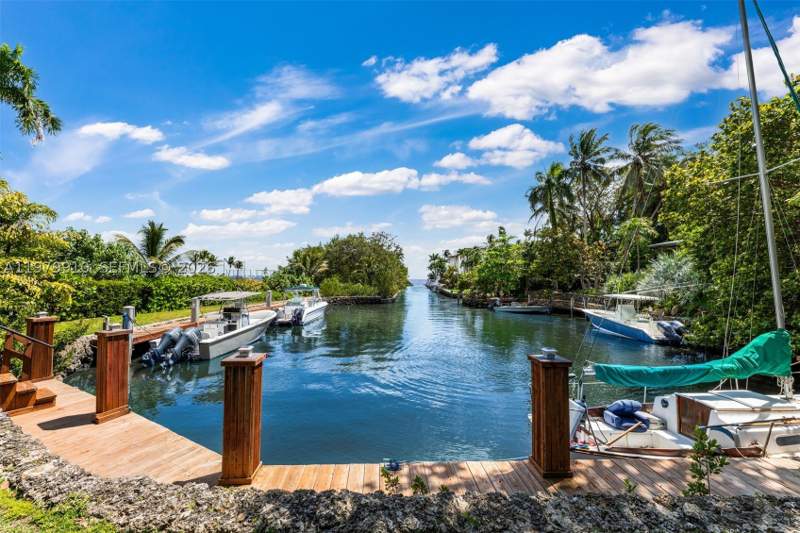5 bedroom SingleFamilyResidence at 3373 Poinciana Ave, Four Way Lodge, Miami — photo 4
