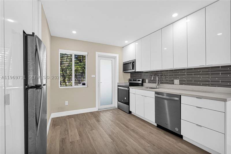 4 bedroom SingleFamilyResidence at 11919 NE 8th av, Griffings Biscayne Pk Est, Biscayne Park — photo 3