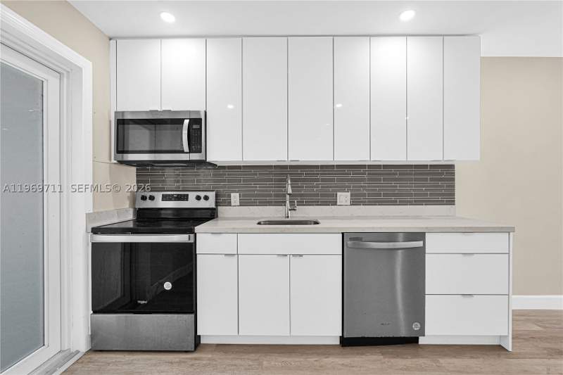 4 bedroom SingleFamilyResidence at 11919 NE 8th av, Griffings Biscayne Pk Est, Biscayne Park — photo 4