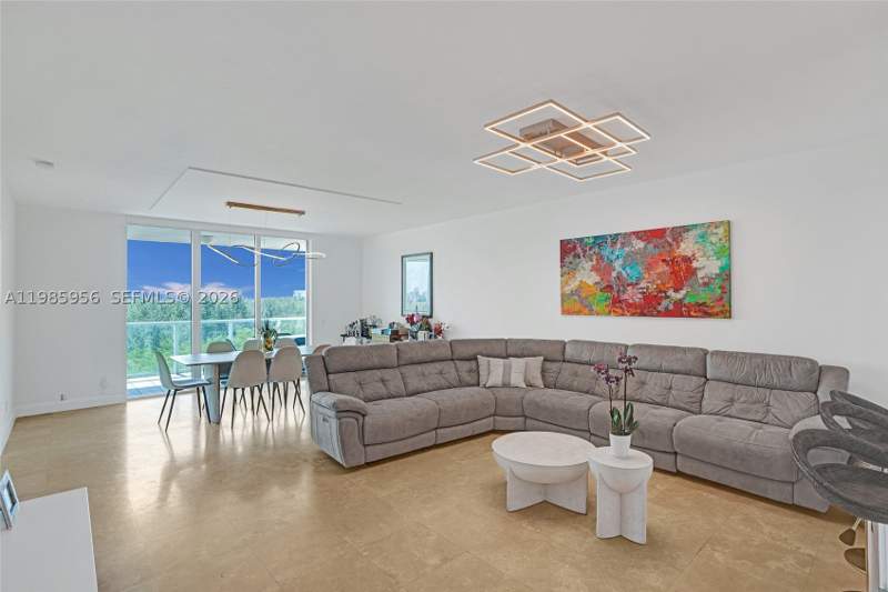 2 bedroom Condominium at 14951 Royal Oaks Ln 803, The Oaks I Condo, North Miami — photo 2