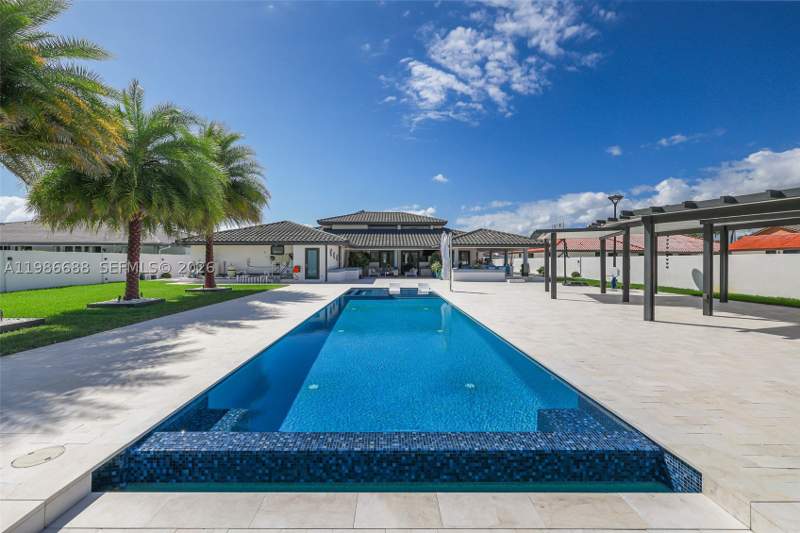 5 bedroom SingleFamilyResidence at 13801 SW 34th St, J G Heads Farms, Miami — photo 3