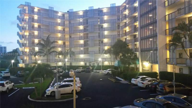 2 bedroom Condominium at 3475 N Country Club Dr 202, Ensenada Condo Bldg E-Ii, Aventura — photo 2