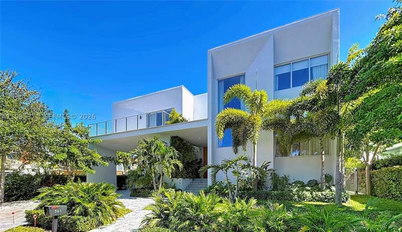 5 bedroom SingleFamilyResidence at 561 Warren Ln, Tropical Isle Homes Sub, Key Biscayne — photo 1