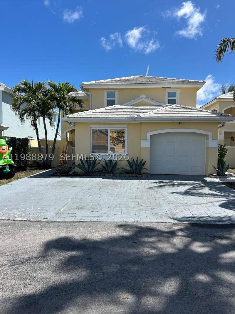 4 bedroom SingleFamilyResidence at 4767 SW 154th Ave, Lakes Of The Meadow-Meado, Miami — photo 2