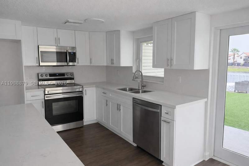 4 bedroom SingleFamilyResidence at 4767 SW 154th Ave, Lakes Of The Meadow-Meado, Miami — photo 4