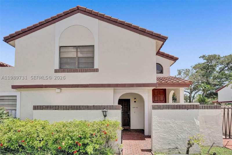 2 bedroom Condominium at 337 Ives Dairy Rd 12, Condo B At Mediterranea P, Miami — photo 1