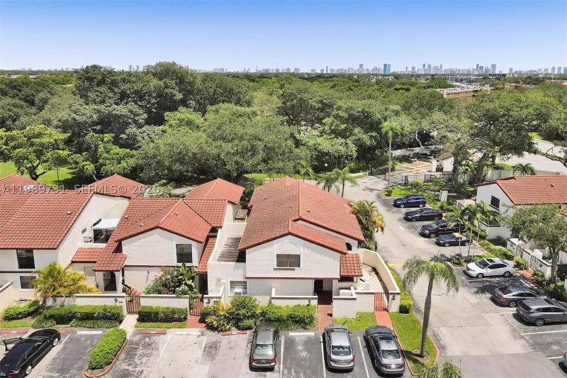2 bedroom Condominium at 337 Ives Dairy Rd 12, Condo B At Mediterranea P, Miami — photo 2
