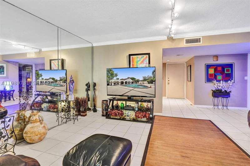 2 bedroom Condominium at 337 Ives Dairy Rd 12, Condo B At Mediterranea P, Miami — photo 5