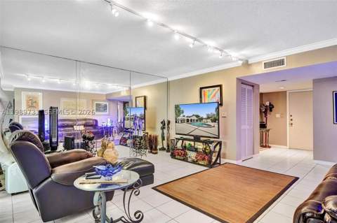 337 Ives Dairy Rd 12, Miami FL - photo 6 of 43