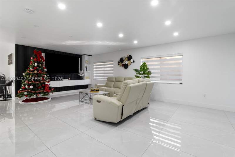 4 bedroom SingleFamilyResidence at 14052 SW 167th Ter, Laguna Ponds Sec 2, Miami — photo 5