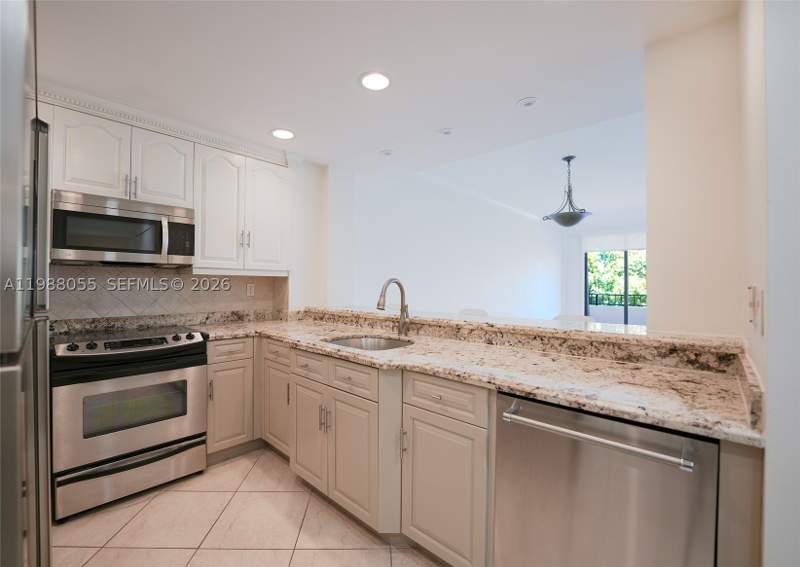 2 bedroom Condominium at 151 Crandon Blvd 320, The Emeraldbay @ Key Colo, Key Biscayne — photo 4
