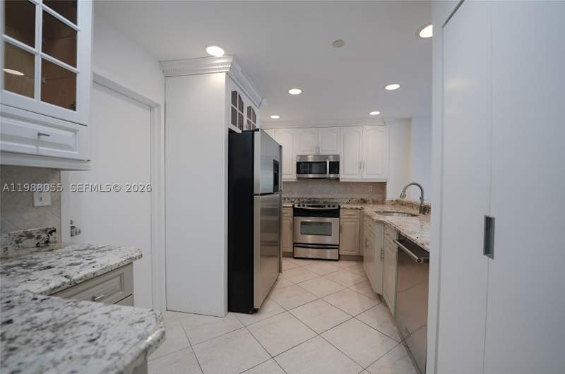 2 bedroom Condominium at 151 Crandon Blvd 320, The Emeraldbay @ Key Colo, Key Biscayne — photo 5