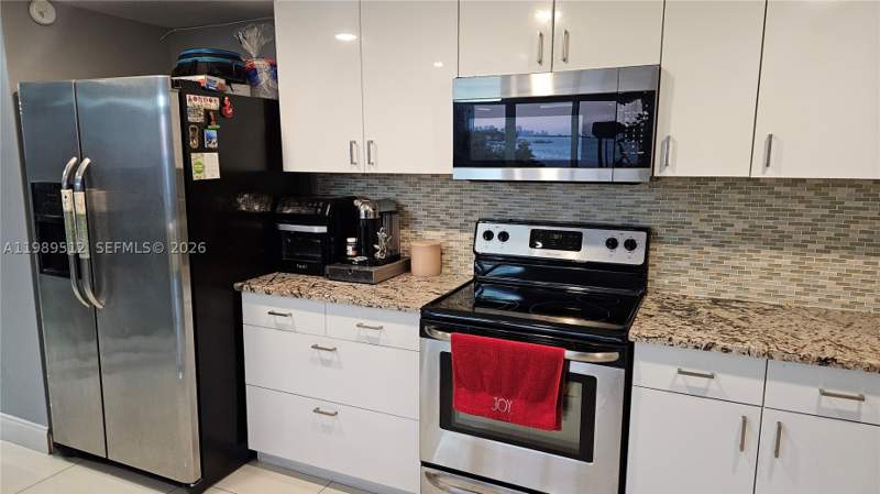 2 bedroom Condominium at 11111 Biscayne Blvd 3F, Jockey Club Condo, Miami — photo 4
