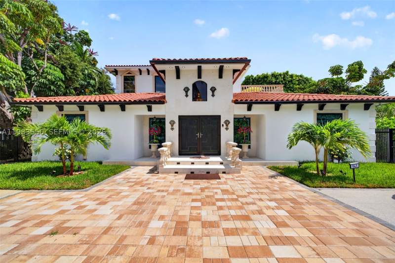 4 bedroom SingleFamilyResidence at 941 NE 119th St, Griffings Biscayne Pk Est, Biscayne Park — photo 4