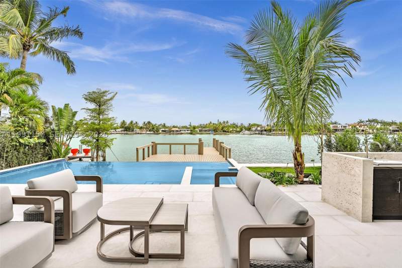 5 bedroom SingleFamilyResidence at 535 N Shore Dr, Normandy Golf Course, Miami Beach — photo 2