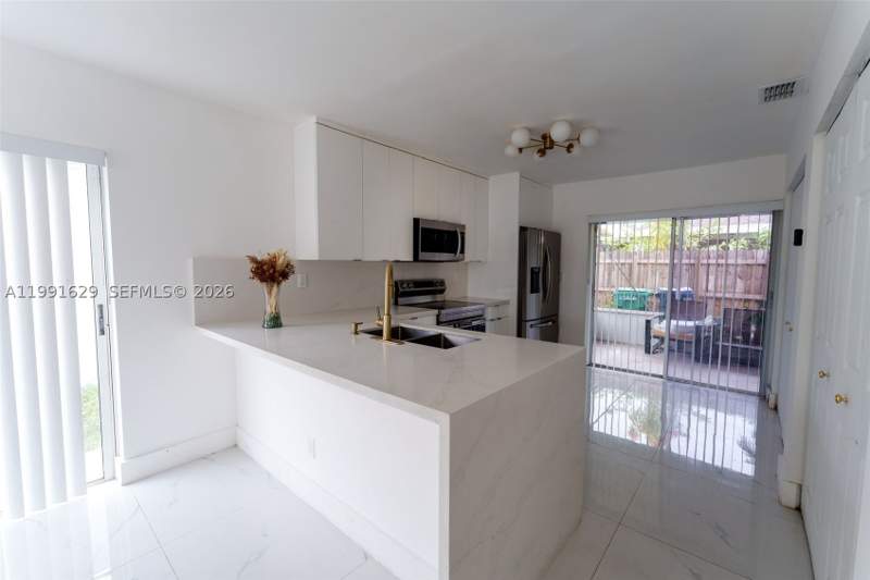 3 bedroom SingleFamilyResidence at 22226 SW 98th Pl, LAKES BY THE BAY SEC 5, Cutler Bay — photo 4
