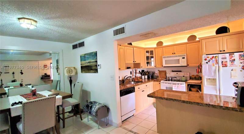 2 bedroom Condominium at 20025 NE 3rd Ct 1, Quatraine Condo I Ph I, Miami — photo 4