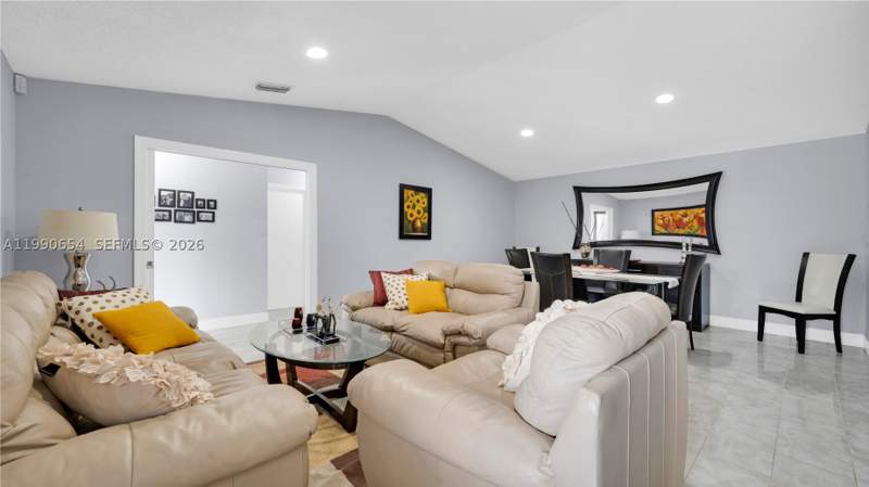 4 bedroom SingleFamilyResidence at 10500 SW 159th Ct, Oakwood At The Hammocks, Miami — photo 3
